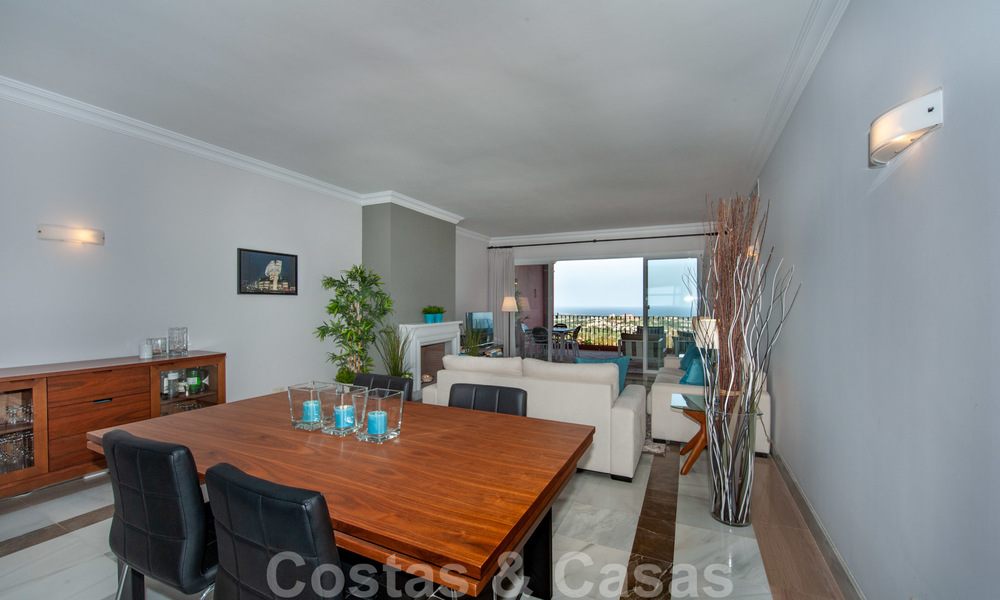 Ready to move into, spacious apartment with panoramic views of the coast and the Mediterranean Sea in Benahavis - Marbella 27350