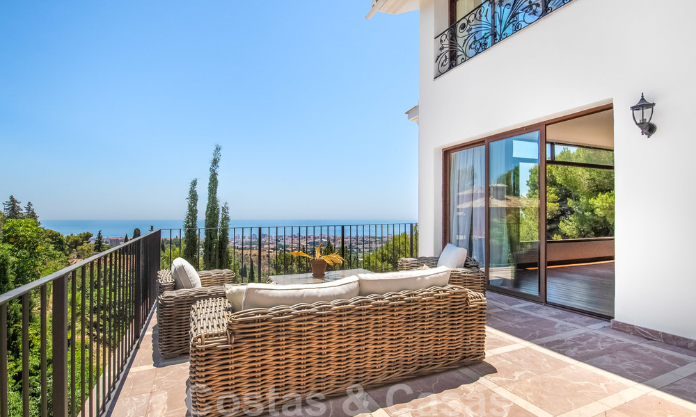 Renovated classic Mediterranean villa for sale with stunning sea views in a green area adjacent to the centre of Marbella 27167