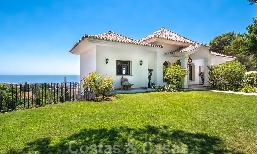 Renovated classic Mediterranean villa for sale with stunning sea views in a green area adjacent to the centre of Marbella 27178