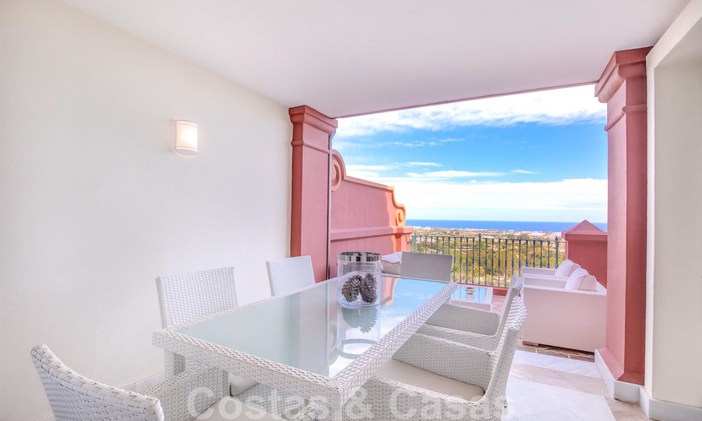 Luxury penthouse apartment with panoramic views over the entire coast for sale, close to amenities and golf, Benahavis - Marbella 27522