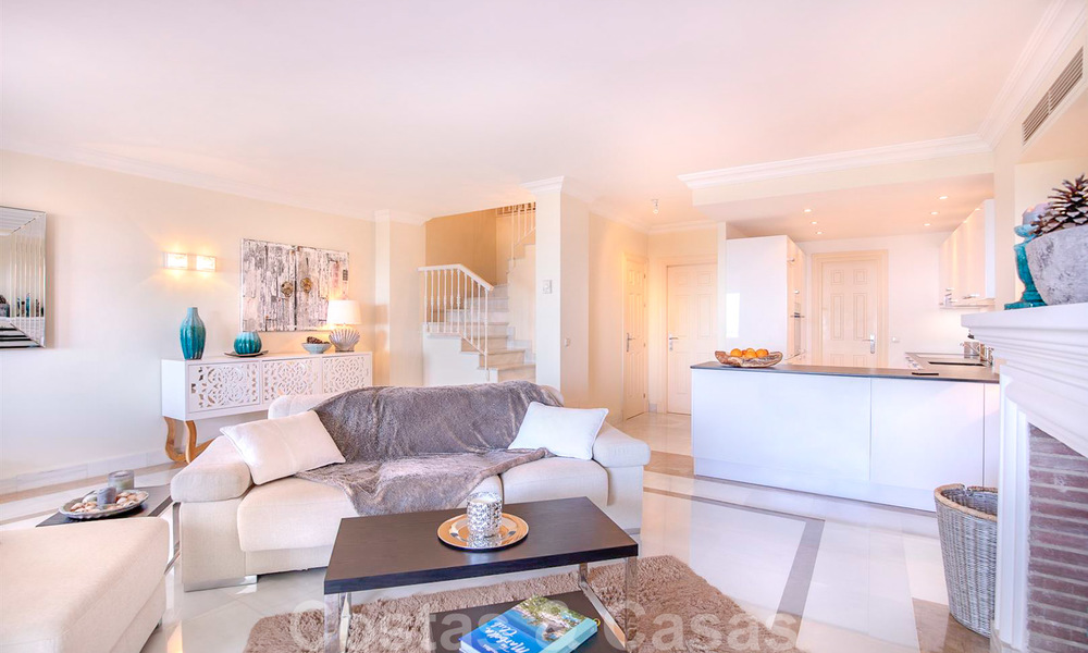 Luxury penthouse apartment with panoramic views over the entire coast for sale, close to amenities and golf, Benahavis - Marbella 27523