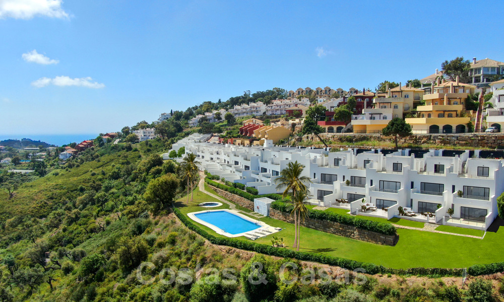 New modern houses for sale with panoramic mountain and sea views in an urbanization surrounded by nature in Marbella East 27574