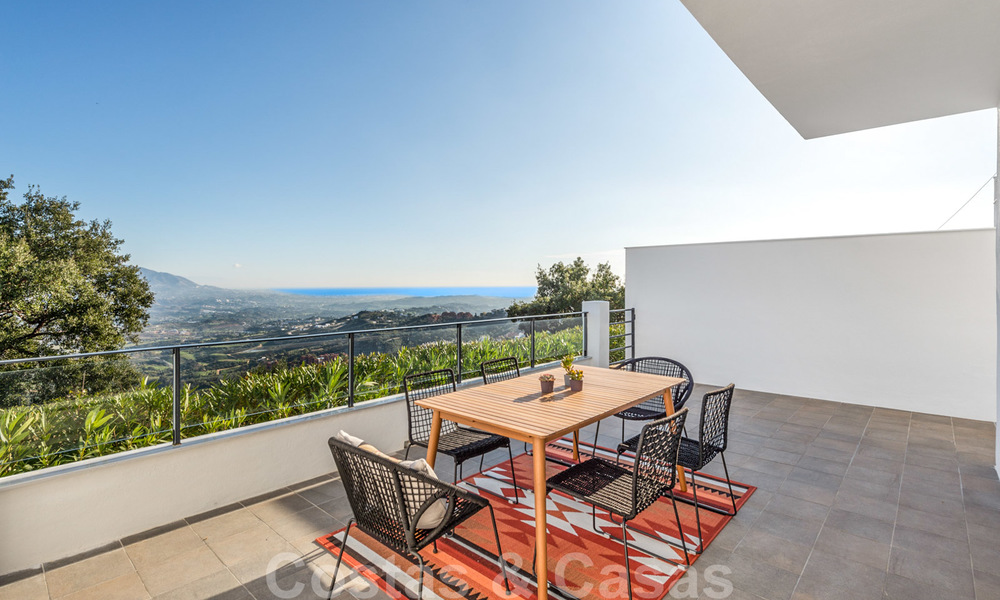 New modern houses for sale with panoramic mountain and sea views in an urbanization surrounded by nature in Marbella East 27587