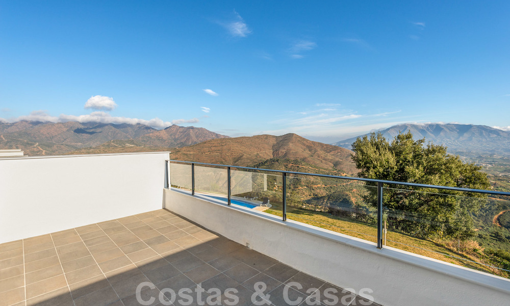 New modern houses for sale with panoramic mountain and sea views in an urbanization surrounded by nature in Marbella East 27591