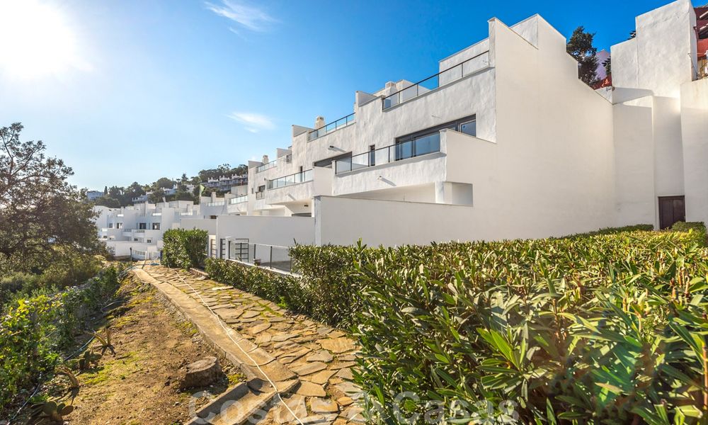 New modern houses for sale with panoramic mountain and sea views in an urbanization surrounded by nature in Marbella East 27596