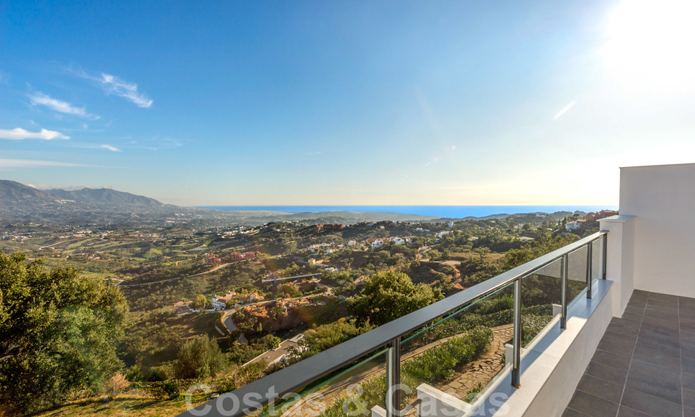 New modern houses for sale with panoramic mountain and sea views in an urbanization surrounded by nature in Marbella East 27597