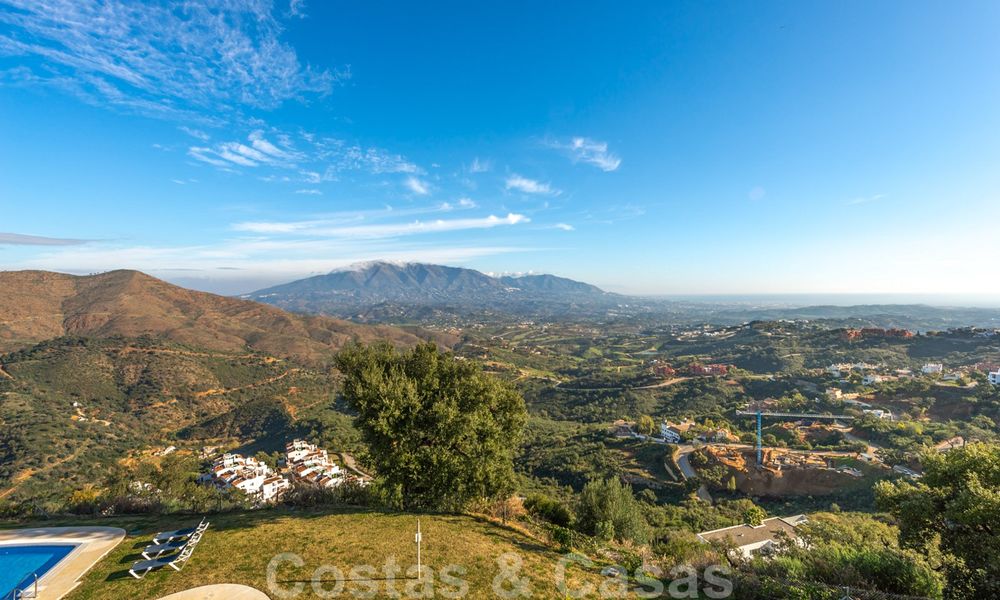 New modern houses for sale with panoramic mountain and sea views in an urbanization surrounded by nature in Marbella East 27598