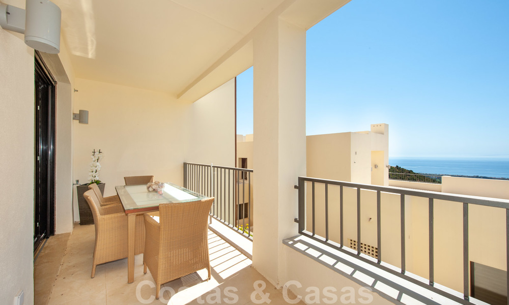 Timeless modern apartment for sale in Marbella with sea view 27964