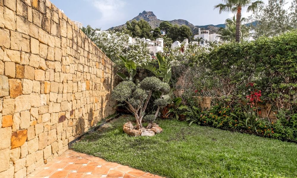 Beautiful semi-detached townhouse with sea views in a gated community on the Golden Mile - Marbella 28582