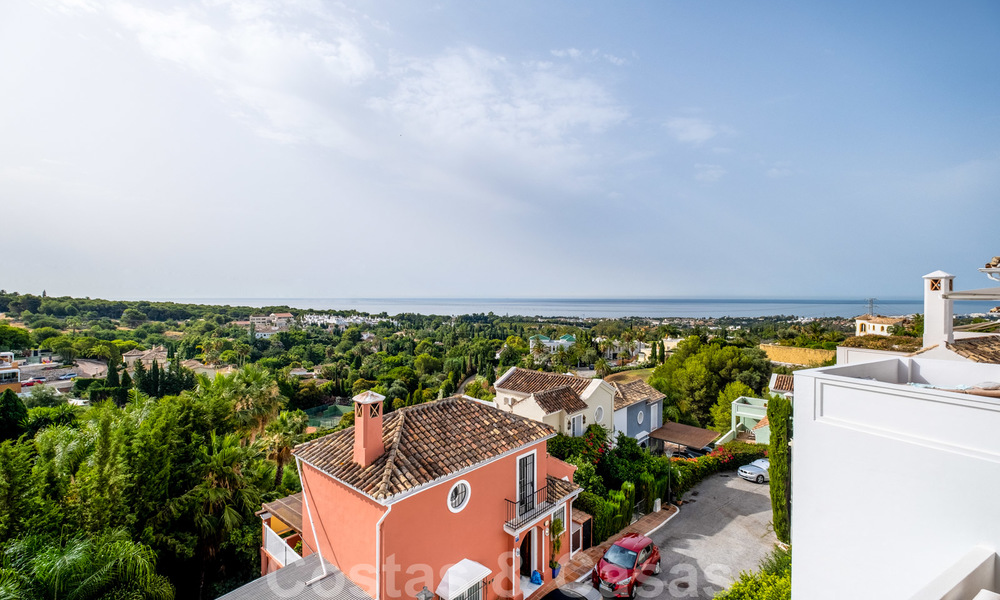 Beautiful semi-detached townhouse with sea views in a gated community on the Golden Mile - Marbella 28591