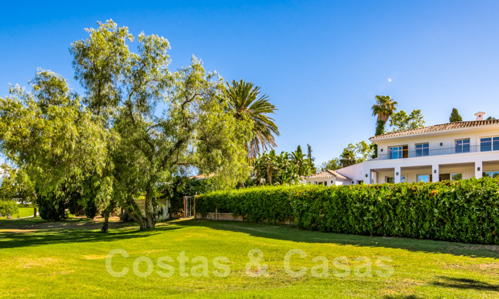 For sale, frontline golf villa, tastefully renovated in sought after, quiet neighbourhood in Guadalmina - Marbella 29223