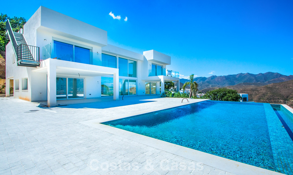 Modern new build villa with panoramic mountain- and sea views for sale in the hills of Marbella East. Almost ready. 57678