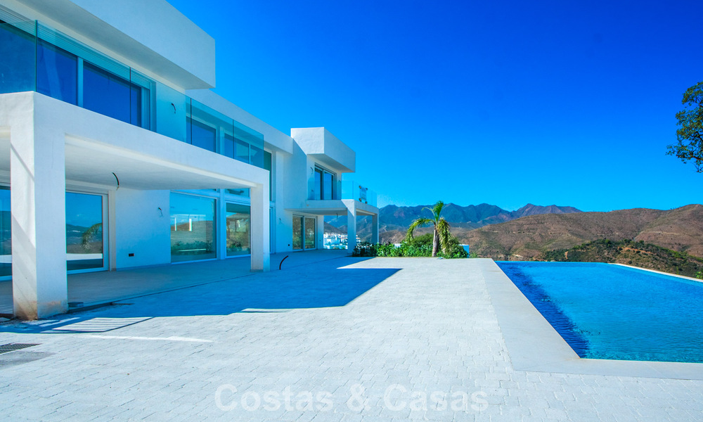 Modern new build villa with panoramic mountain- and sea views for sale in the hills of Marbella East. Almost ready. 57682