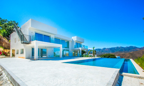 Modern new build villa with panoramic mountain- and sea views for sale in the hills of Marbella East. Almost ready. 57683