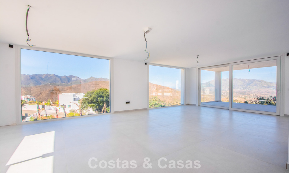 Modern new build villa with panoramic mountain- and sea views for sale in the hills of Marbella East. Almost ready. 57686