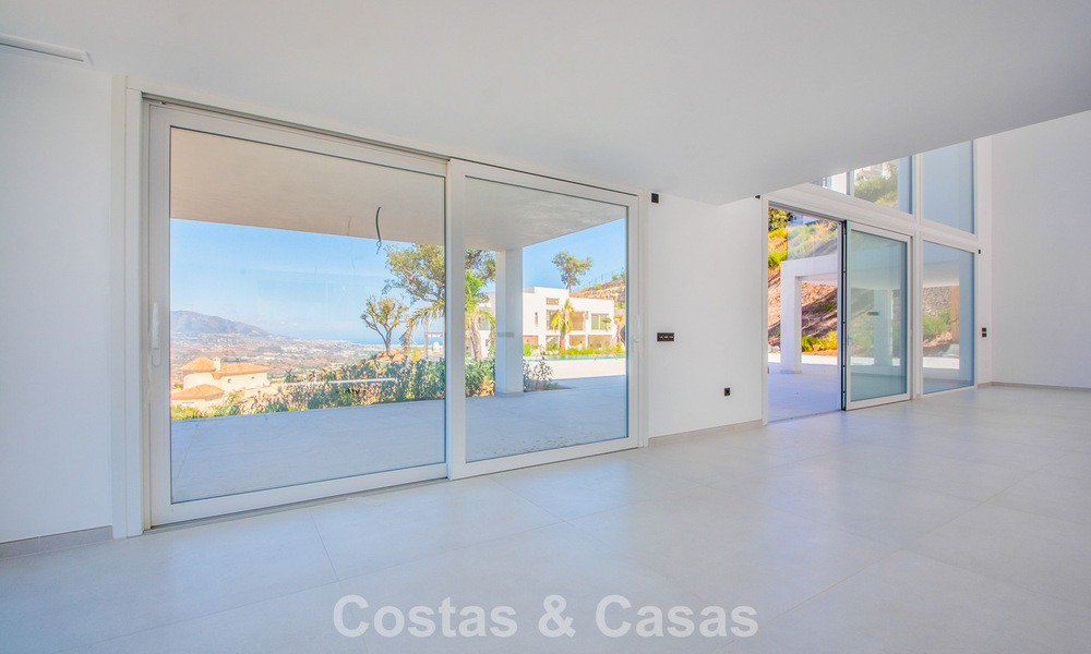 Modern new build villa with panoramic mountain- and sea views for sale in the hills of Marbella East. Almost ready. 57687