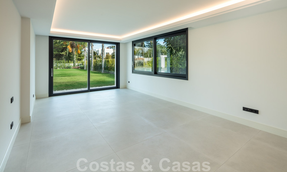 Spacious new modern beachside luxury villa for sale near the golf course in Marbella - Estepona 30154