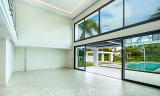 Spacious new modern beachside luxury villa for sale near the golf course in Marbella - Estepona 30161 