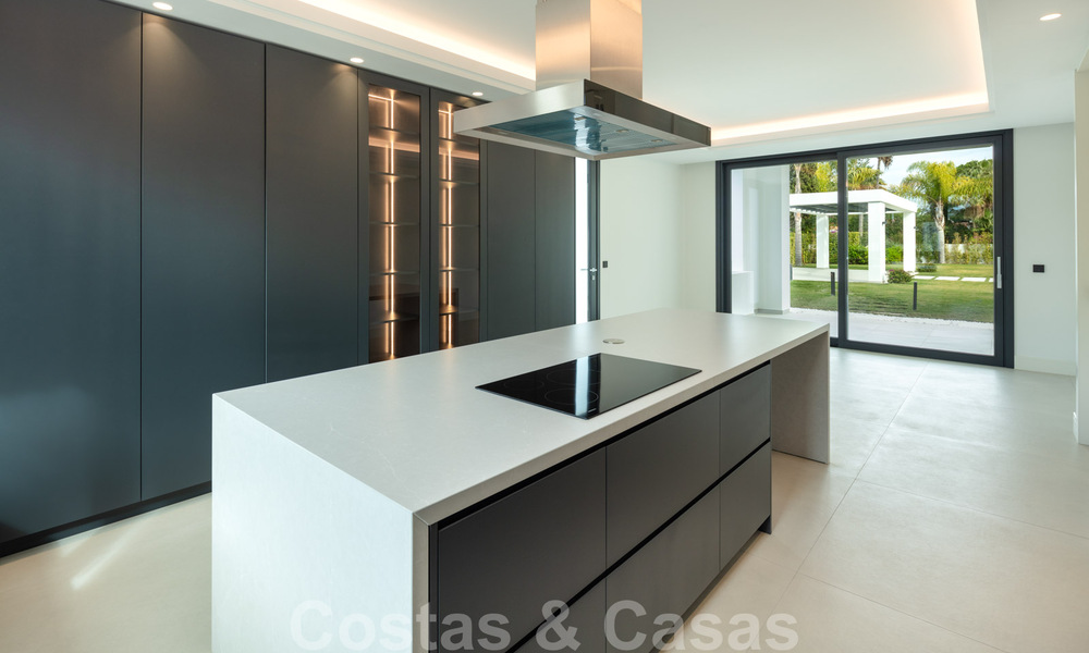 Spacious new modern beachside luxury villa for sale near the golf course in Marbella - Estepona 30167