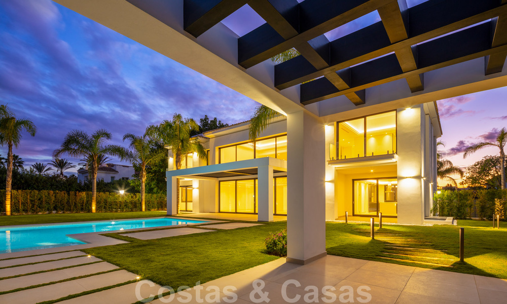 Spacious new modern beachside luxury villa for sale near the golf course in Marbella - Estepona 30183