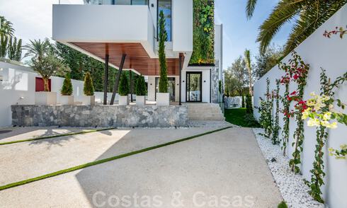 Top location, modern luxury villa for sale in a well-established beachside urbanisation on the Golden Mile in Marbella. Ready to move in. 47684