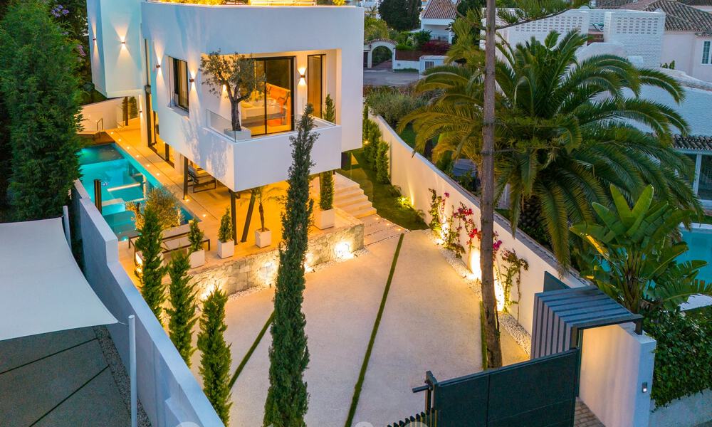 Top location, modern luxury villa for sale in a well-established beachside urbanisation on the Golden Mile in Marbella. Ready to move in. 57220
