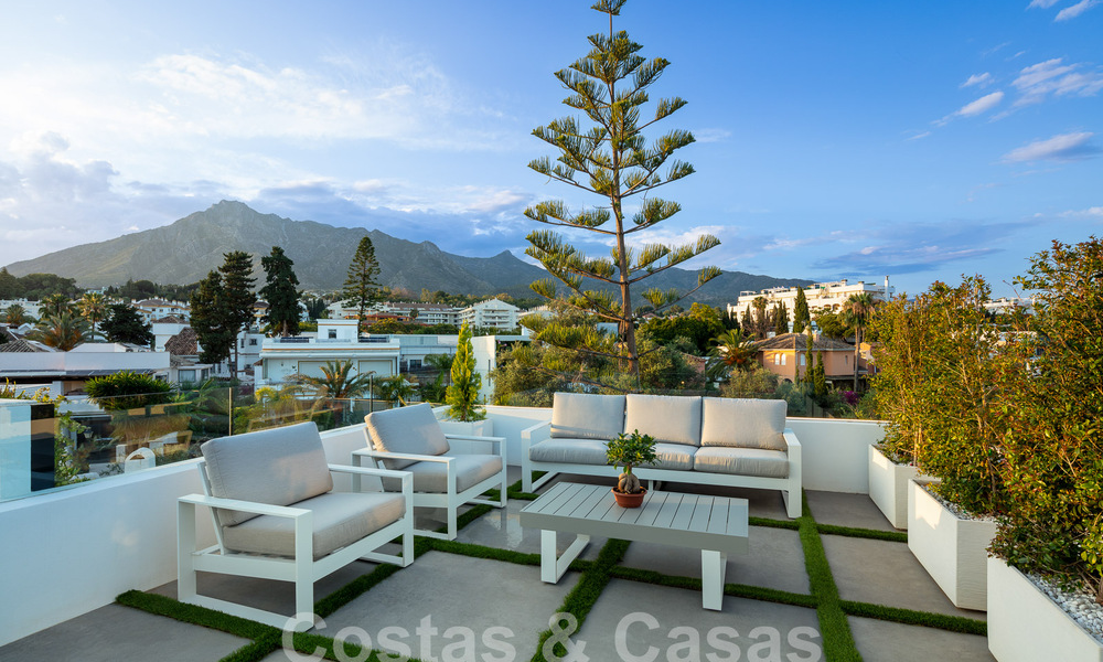 Top location, modern luxury villa for sale in a well-established beachside urbanisation on the Golden Mile in Marbella. Ready to move in. 57224