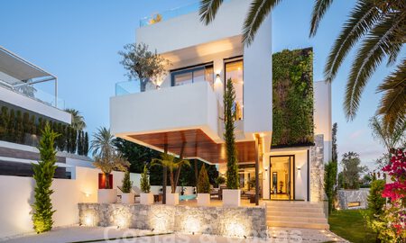 Top location, modern luxury villa for sale in a well-established beachside urbanisation on the Golden Mile in Marbella. Ready to move in. 57228