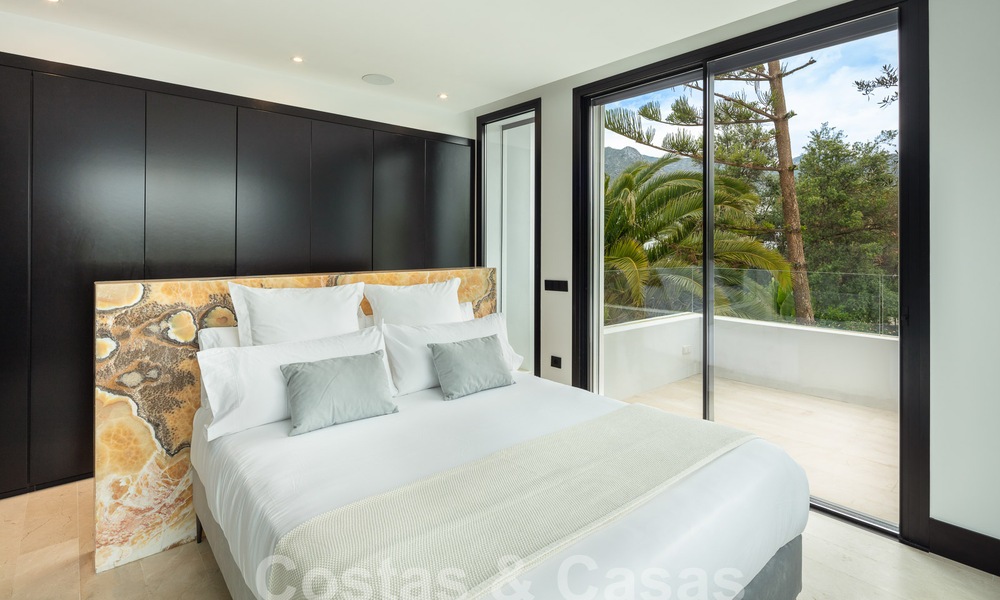 Top location, modern luxury villa for sale in a well-established beachside urbanisation on the Golden Mile in Marbella. Ready to move in. 57243