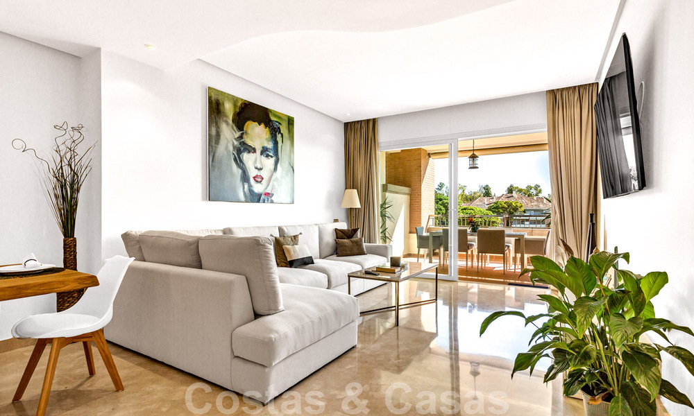Timeless luxury flat for sale with sea views on the Golden Mile, between Puerto Banus and Marbella 30883
