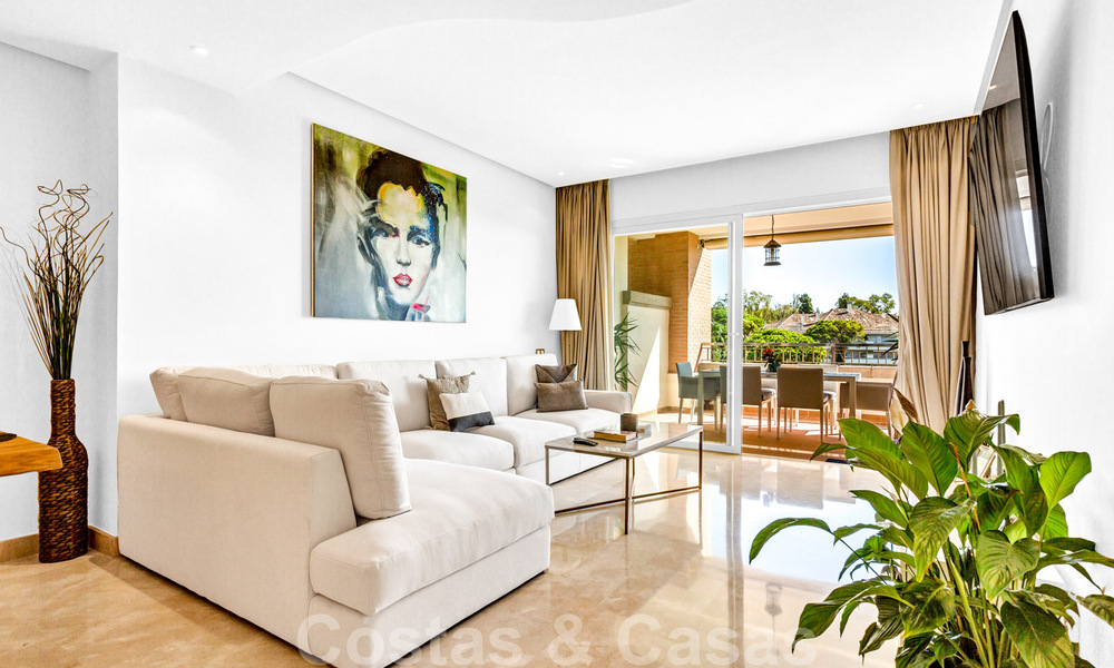 Timeless luxury flat for sale with sea views on the Golden Mile, between Puerto Banus and Marbella 30891