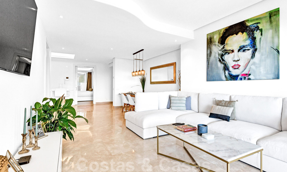 Timeless luxury flat for sale with sea views on the Golden Mile, between Puerto Banus and Marbella 30892