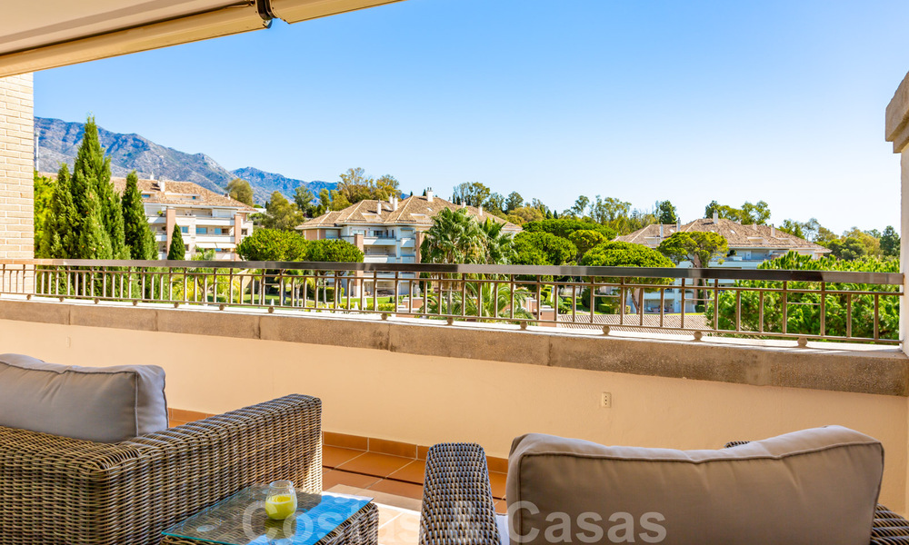 Timeless luxury flat for sale with sea views on the Golden Mile, between Puerto Banus and Marbella 30902