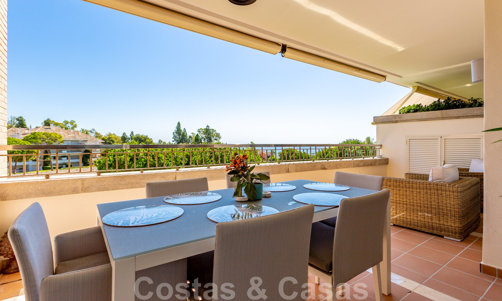 Timeless luxury flat for sale with sea views on the Golden Mile, between Puerto Banus and Marbella 30906
