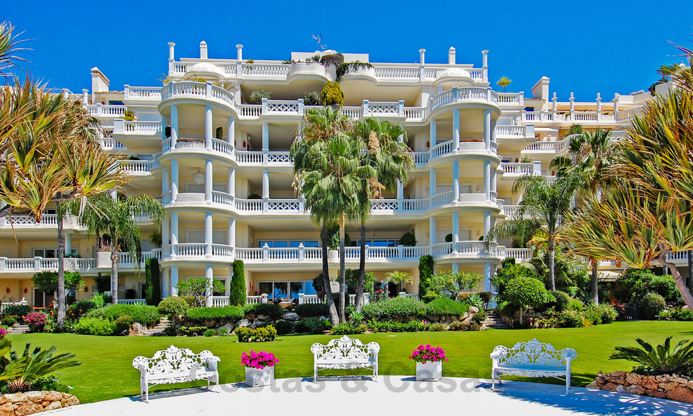Exclusive apartment for sale with sea views in a frontline beach complex on the New Golden Mile, Marbella - Estepona 30951