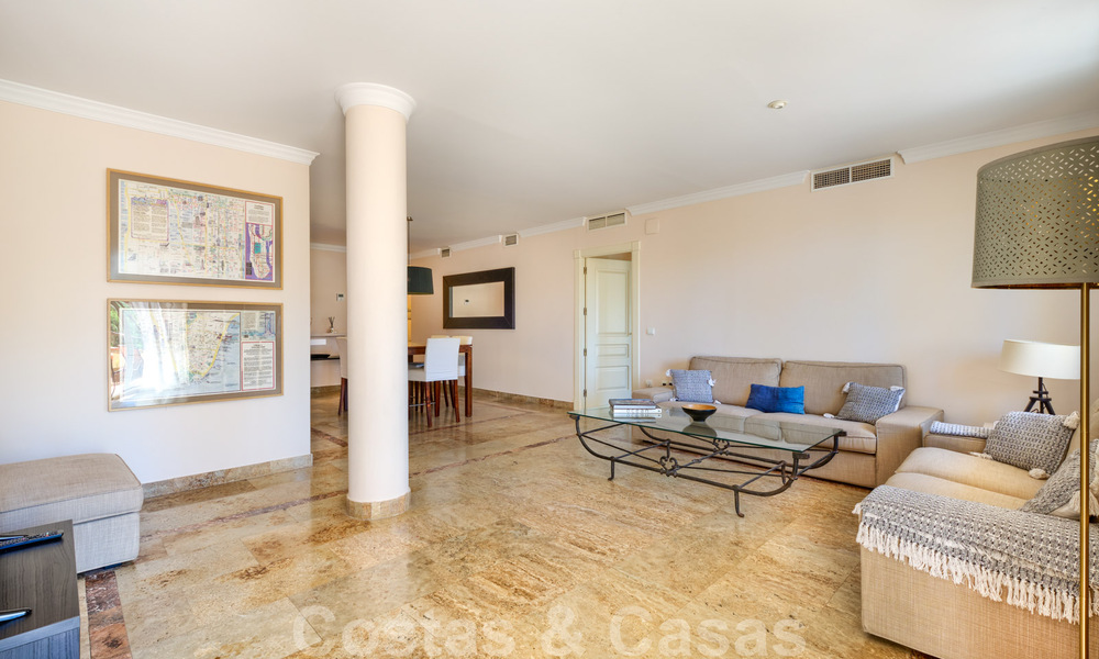 Spacious apartment with a large terrace for sale in a complex on the Golden Mile in Marbella 31341
