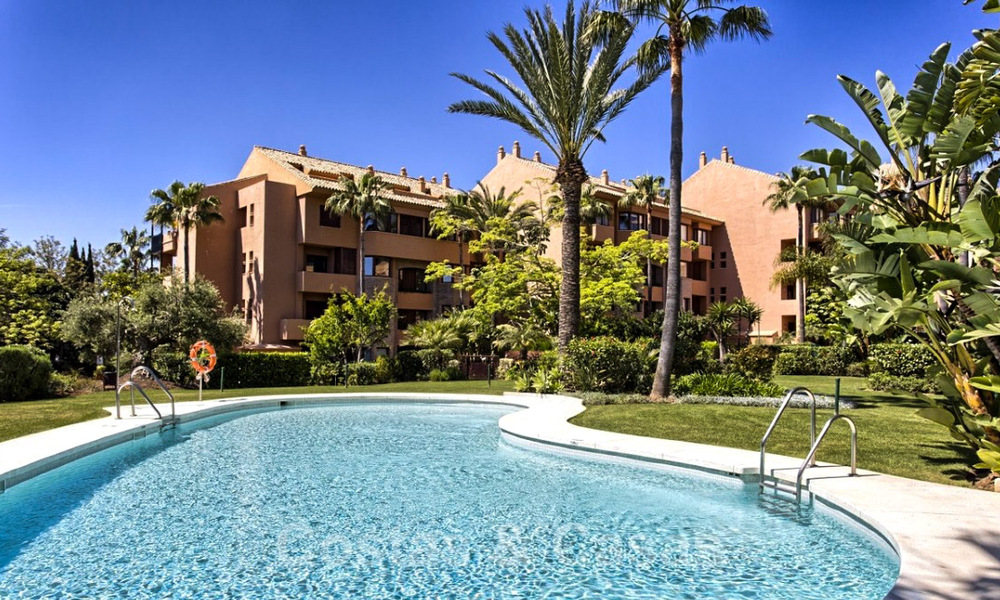 Luxury apartment for sale near the beach in a prestigious complex, just east of the centre of Marbella 31622