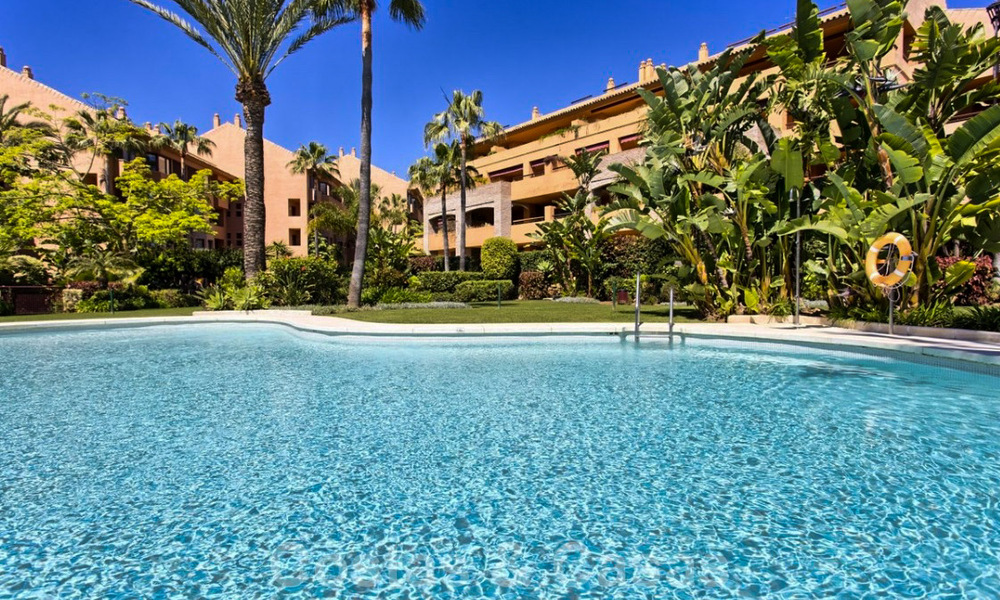 Luxury apartment for sale near the beach in a prestigious complex, just east of the centre of Marbella 31633