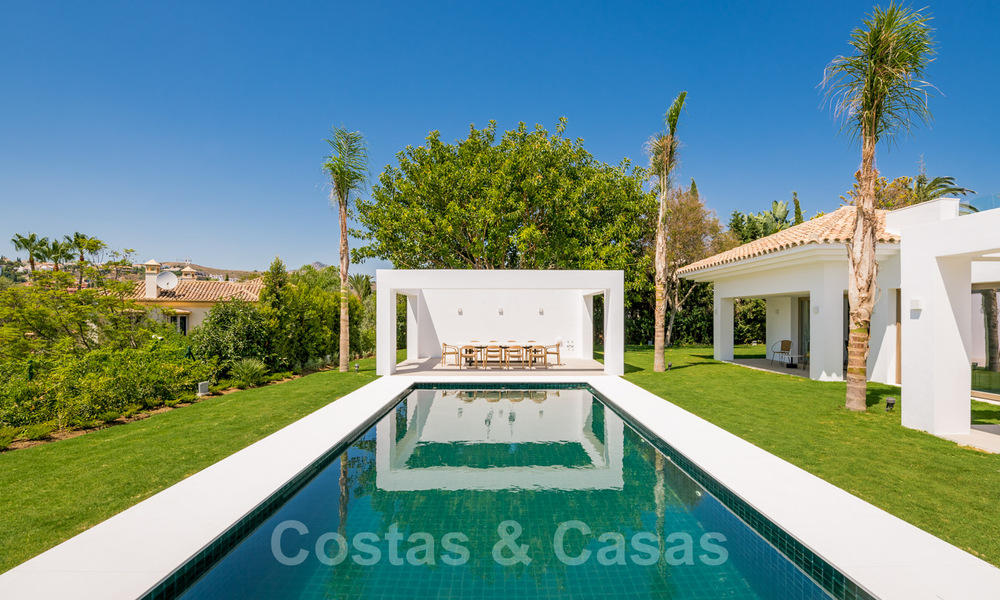 Luxurious villa for sale in a timeless style, close to amenities and the golf course on the New Golden Mile between Marbella and Estepona 31802
