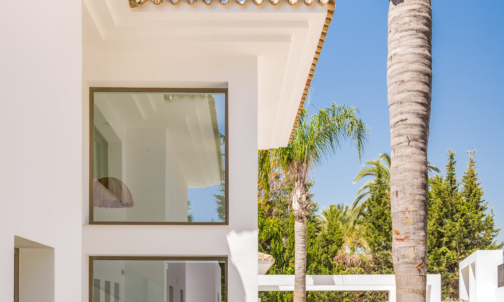 Luxurious villa for sale in a timeless style, close to amenities and the golf course on the New Golden Mile between Marbella and Estepona 31807