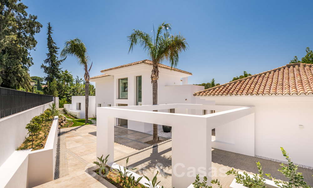 Luxurious villa for sale in a timeless style, close to amenities and the golf course on the New Golden Mile between Marbella and Estepona 31814