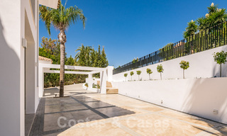 Luxurious villa for sale in a timeless style, close to amenities and the golf course on the New Golden Mile between Marbella and Estepona 31815 