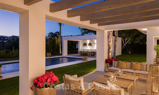 Luxurious villa for sale in a timeless style, close to amenities and the golf course on the New Golden Mile between Marbella and Estepona 31823 