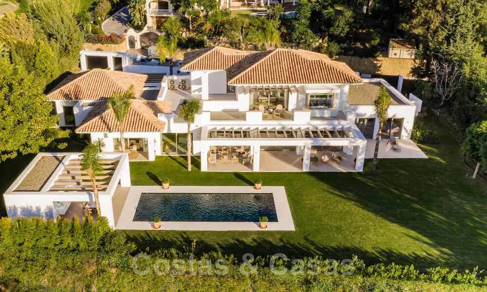 Luxurious villa for sale in a timeless style, close to amenities and the golf course on the New Golden Mile between Marbella and Estepona 31826
