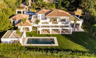 Luxurious villa for sale in a timeless style, close to amenities and the golf course on the New Golden Mile between Marbella and Estepona 31826 