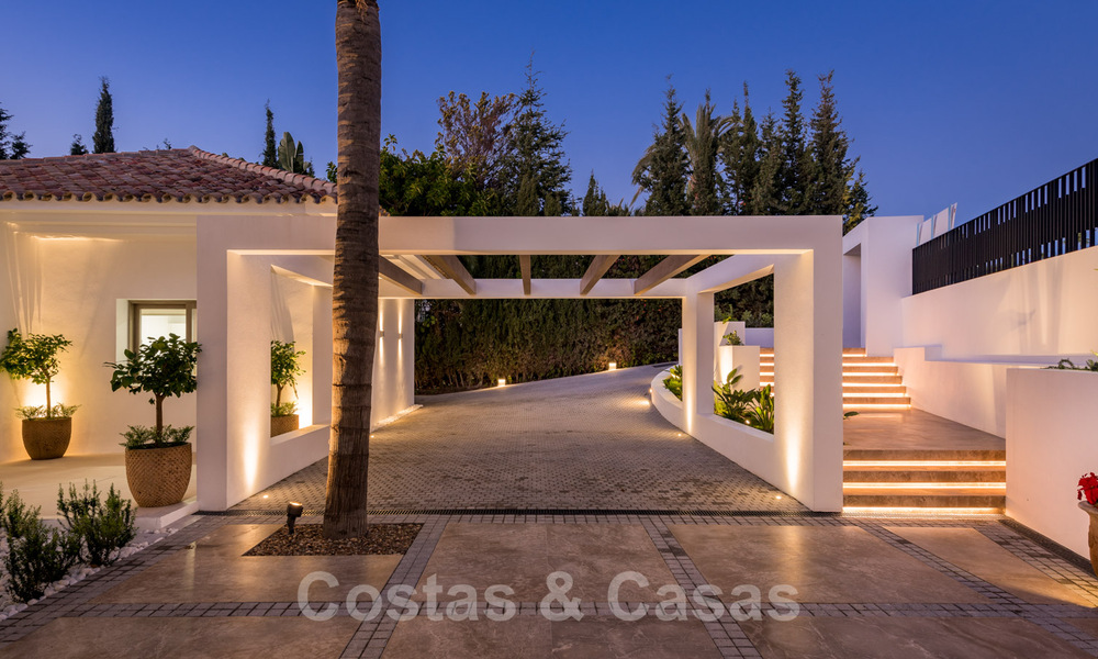 Luxurious villa for sale in a timeless style, close to amenities and the golf course on the New Golden Mile between Marbella and Estepona 31831