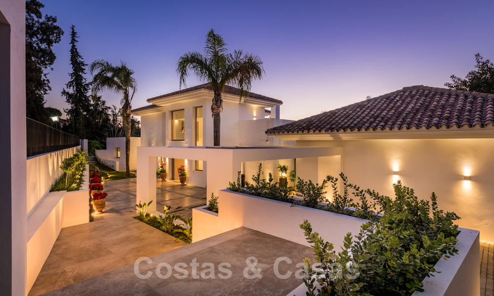 Luxurious villa for sale in a timeless style, close to amenities and the golf course on the New Golden Mile between Marbella and Estepona 31835