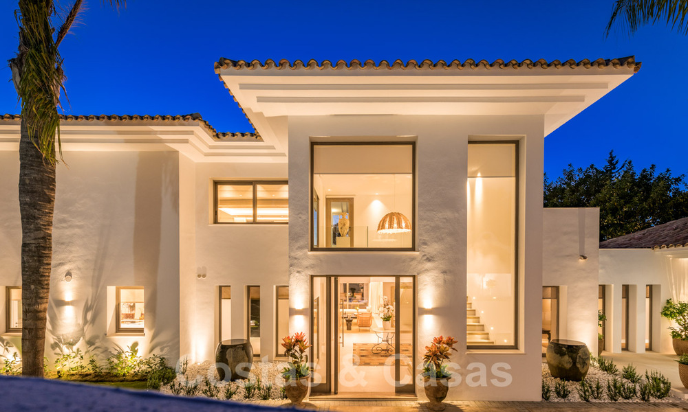 Luxurious villa for sale in a timeless style, close to amenities and the golf course on the New Golden Mile between Marbella and Estepona 31836