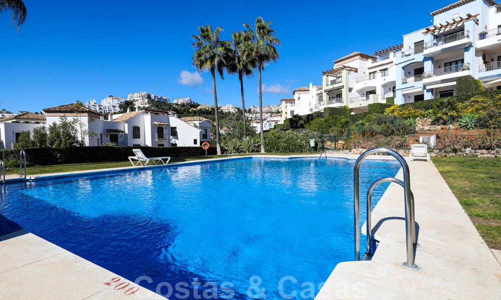 Well maintained, 3 bedroom apartment with golf views for sale in a sought-after golf complex in Benahavis - Marbella 32295