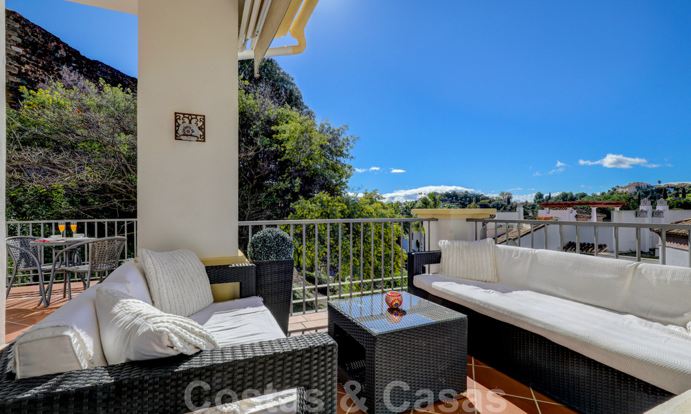 Well maintained, 3 bedroom apartment with golf views for sale in a sought-after golf complex in Benahavis - Marbella 32312